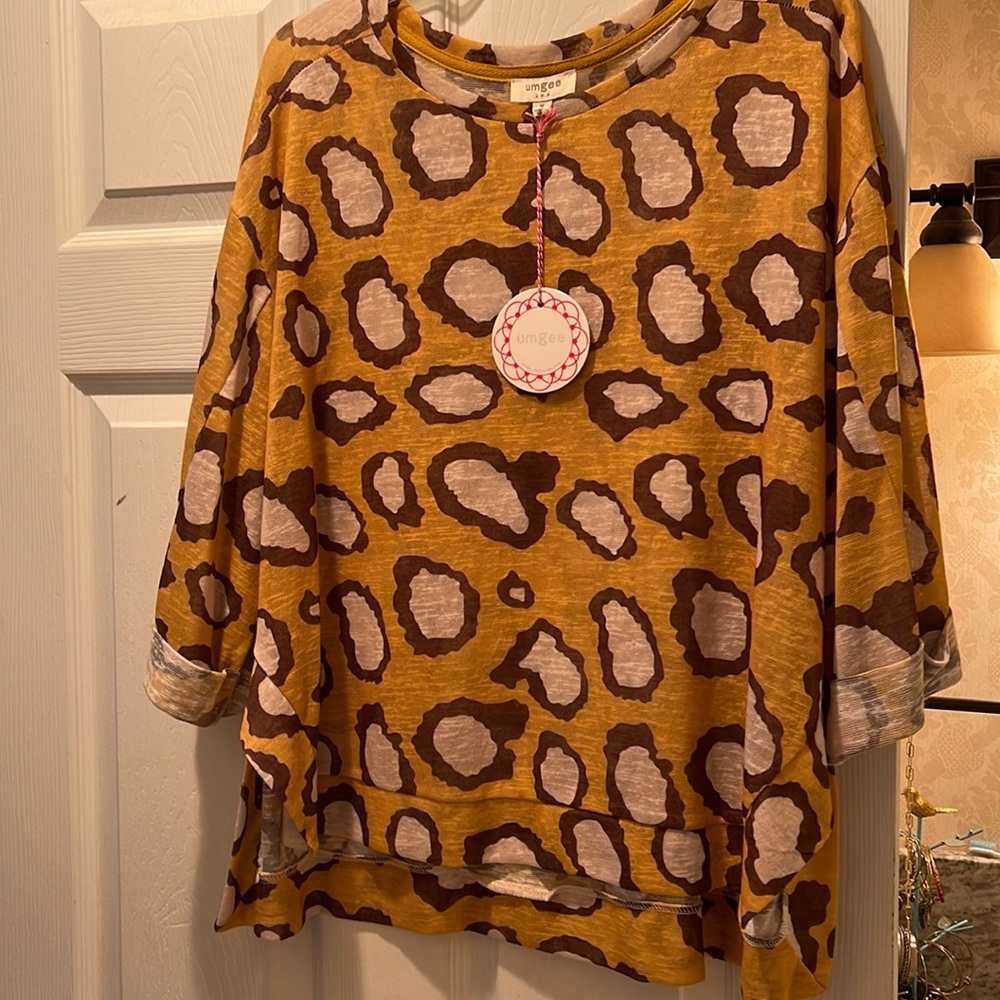 NWT giraffe print three-quarter length sleeve shirt medium